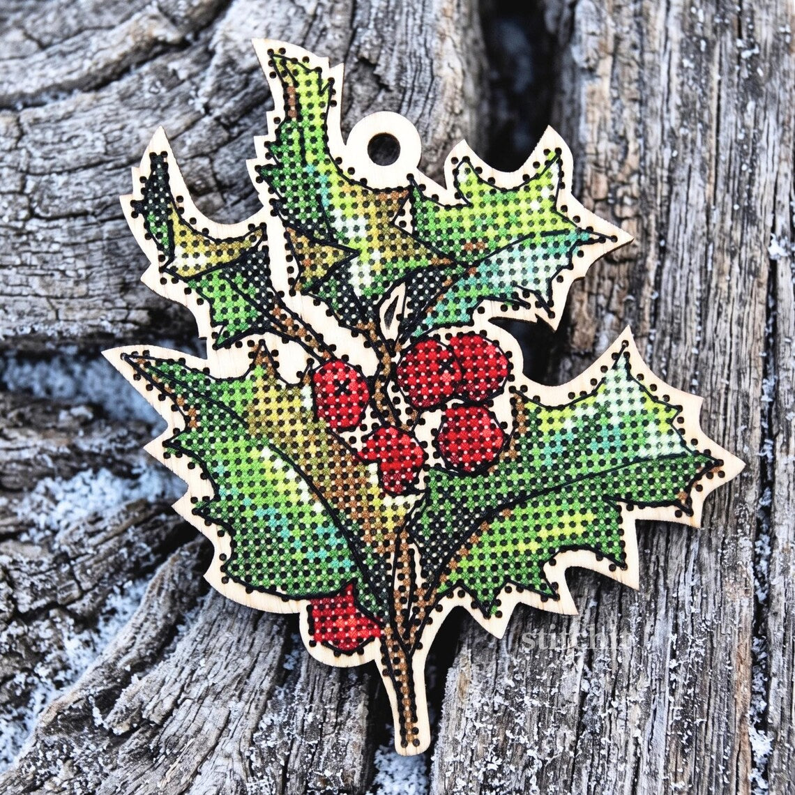 Modern Embroidery Kit On Wood | Christmas Berry | Product Preview