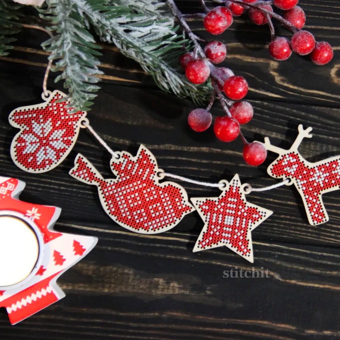 Small Embroidery Kit On Wood | Nordic Christmas Garland | Product