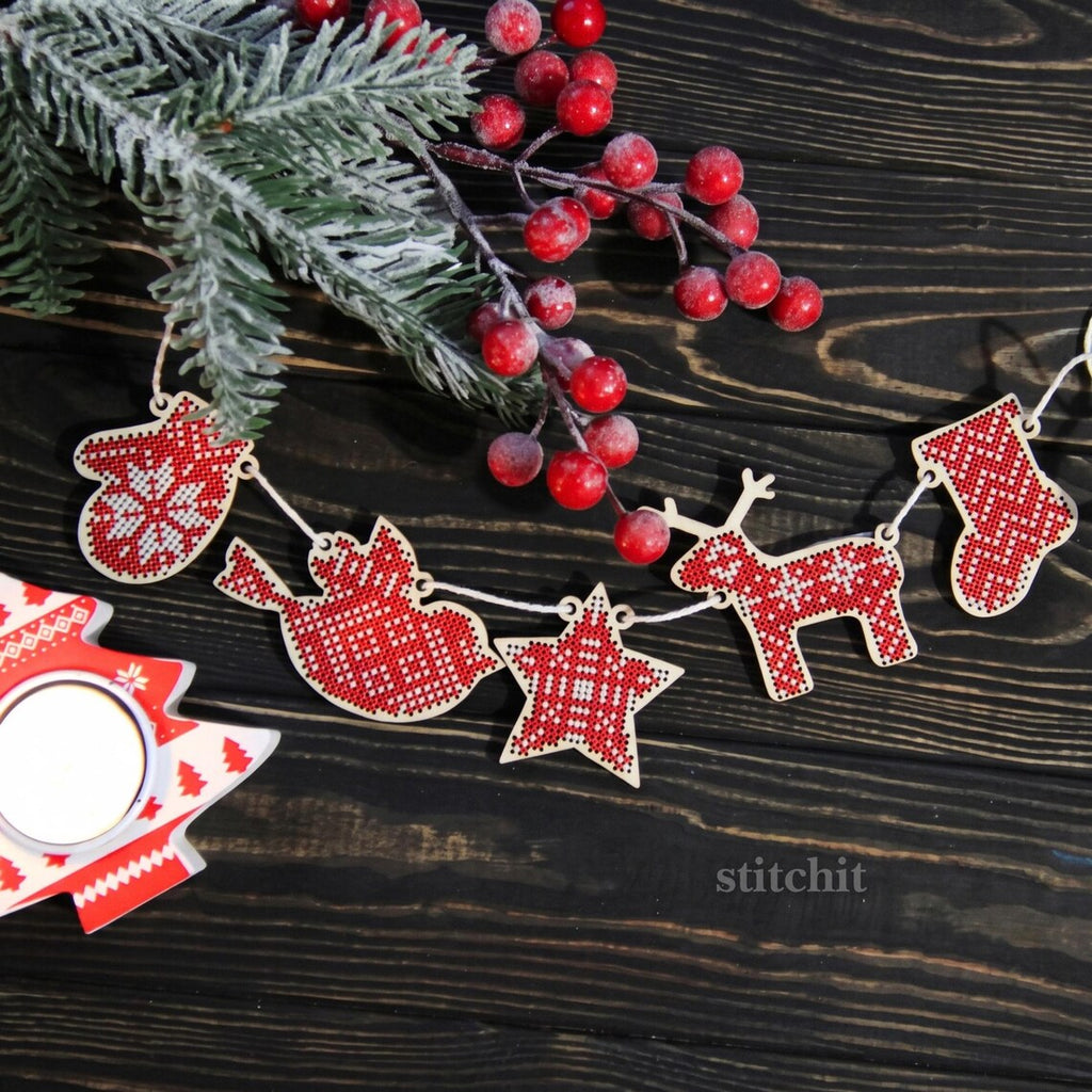 Small Embroidery Kit On Wood | Nordic Christmas Garland | Product
