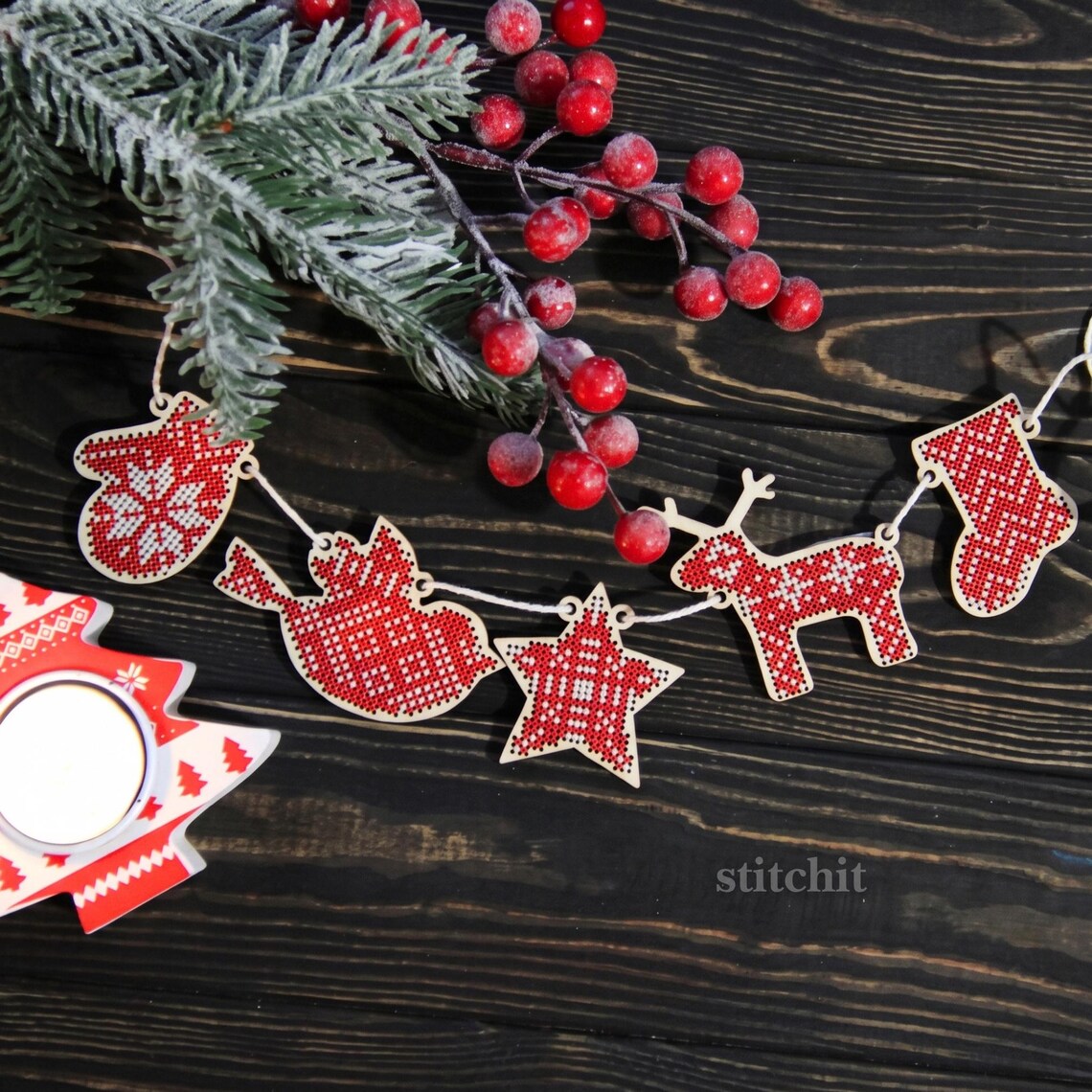 Small Embroidery Kit On Wood | Nordic Christmas Garland | Product