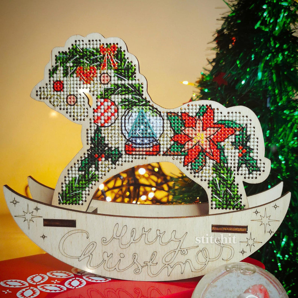 Small Embroidery Kit On Wood | Christmas Horse | Product