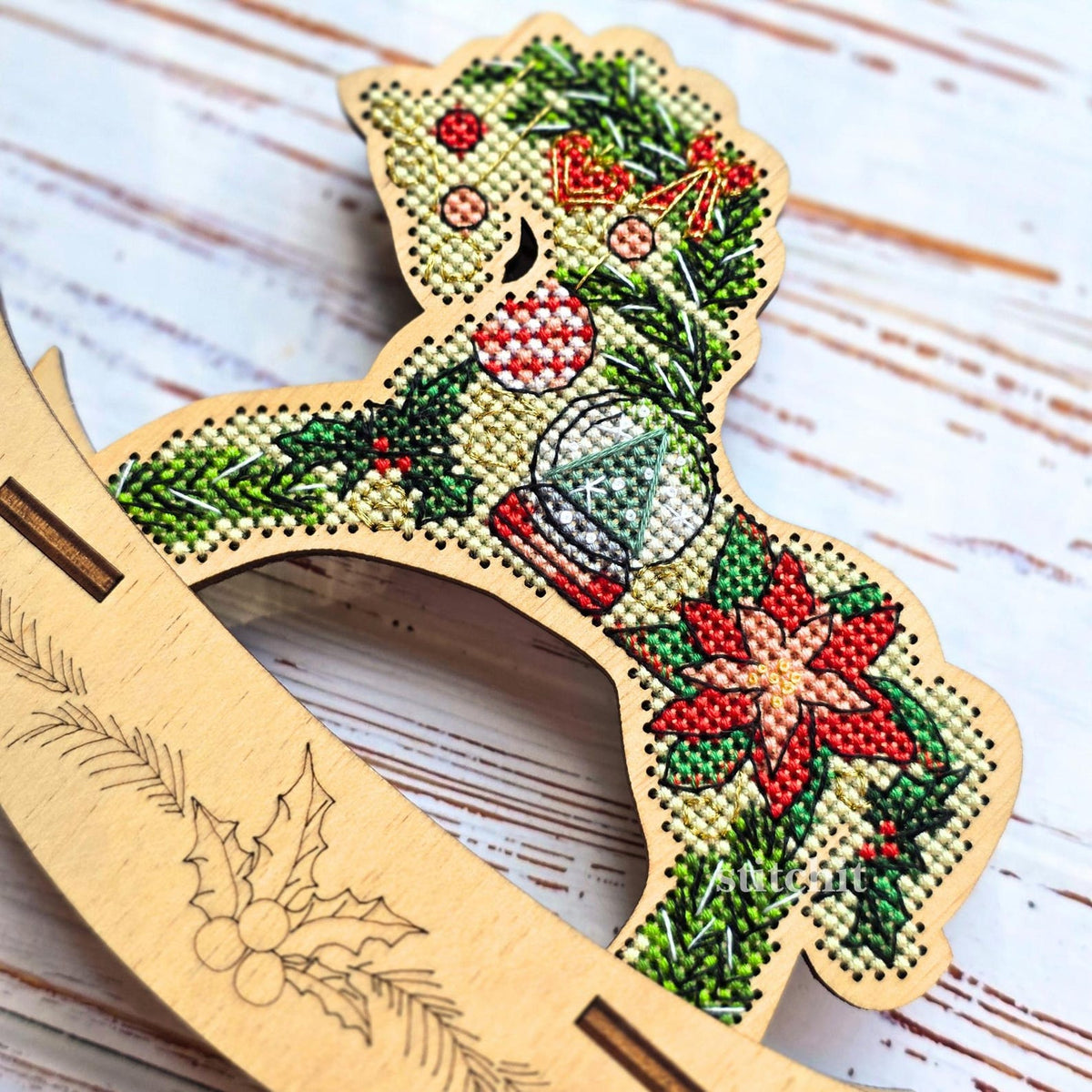 Small Embroidery Kit On Wood | Christmas Horse | Product