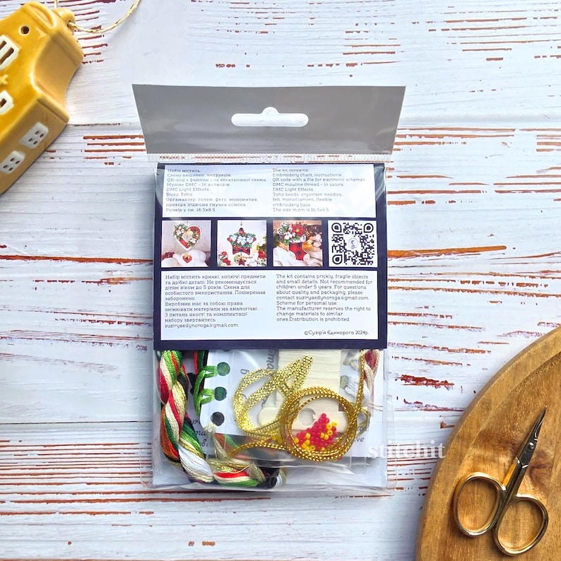 Small Embroidery Kit On Plastic | Christmas Tree | Product Content